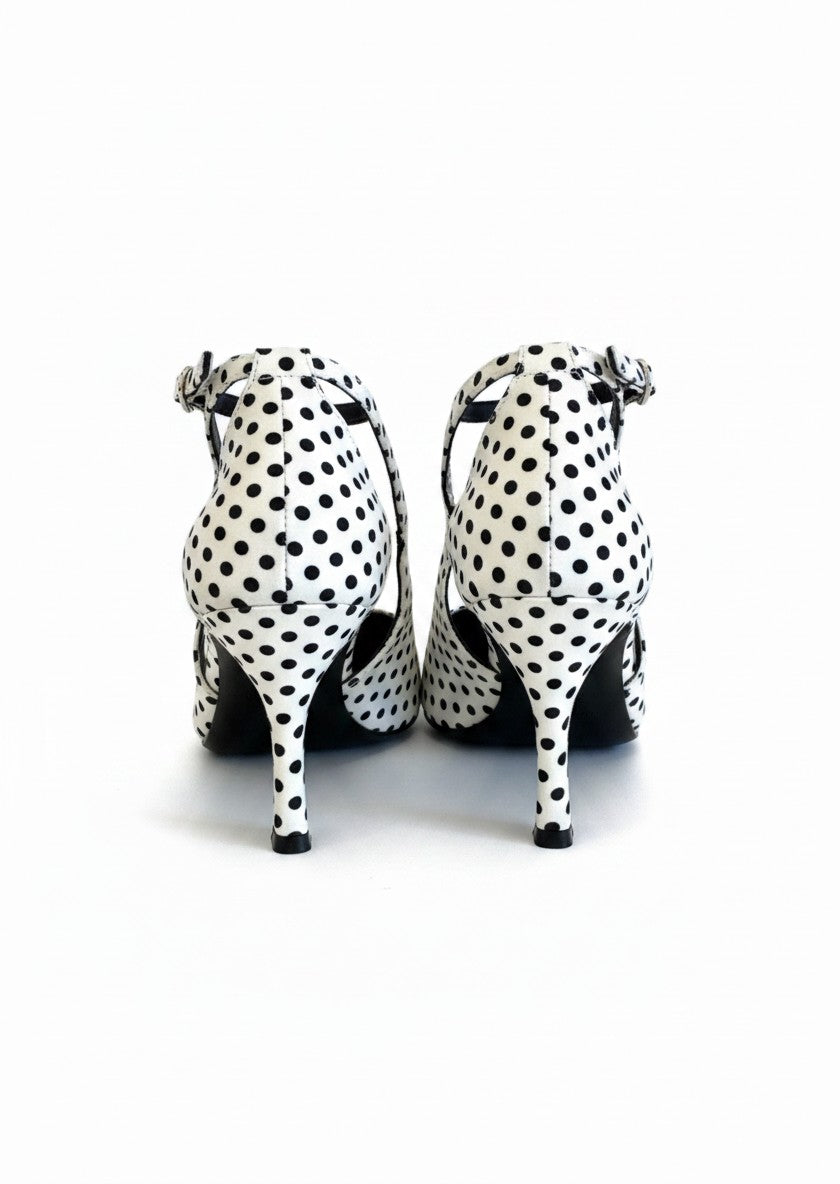 Zapatilla de tacón aguja polka dots balnco con negro,  correa al tobillo y punta fina — DALALI 