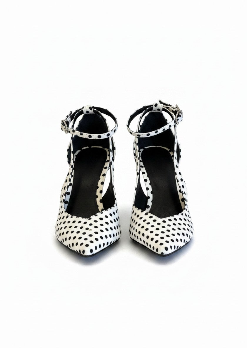 Zapatilla de tacón aguja polka dots balnco con negro,  correa al tobillo y punta fina — DALALI 