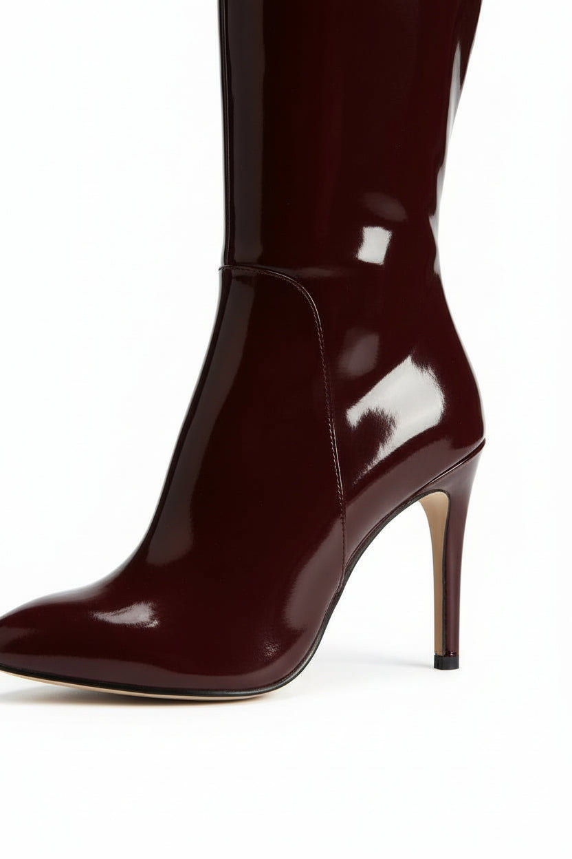 GRANADA - Bota alta de charol en color vino con tacón de aguja y punta estilizada