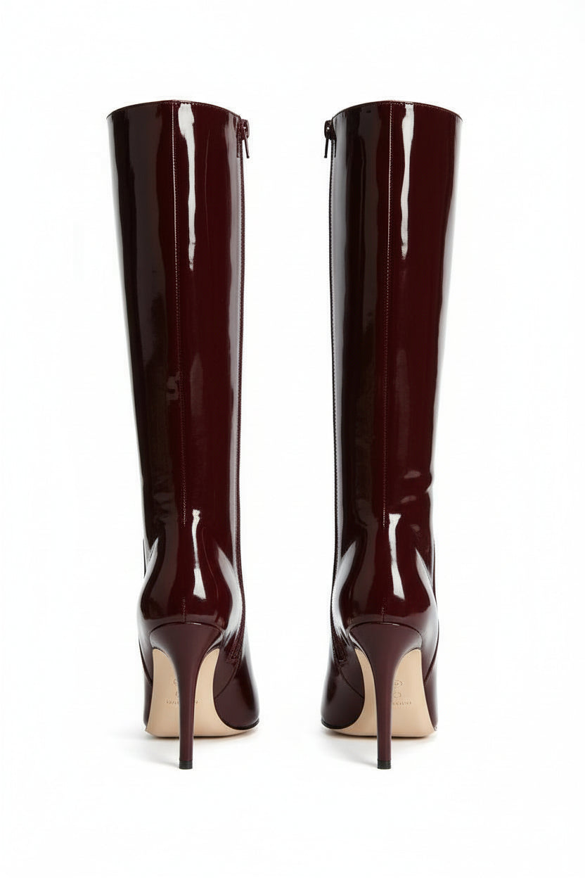 GRANADA - Bota alta de charol en color vino con tacón de aguja y punta estilizada