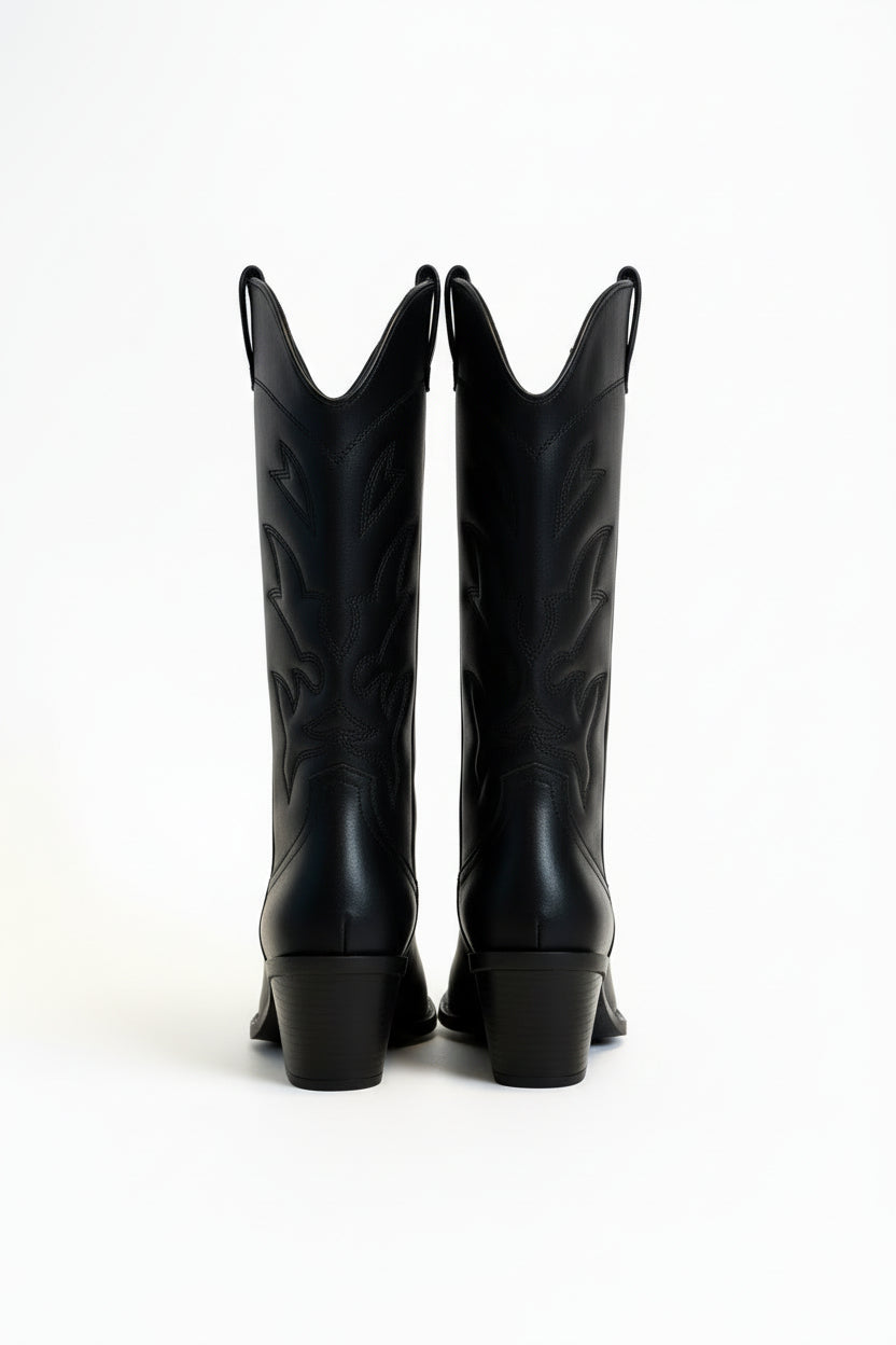 Bota vaquera negra caña media con bordado tonal y tacón bloque 6 cm, marca DALALI, tallas 23 a 26