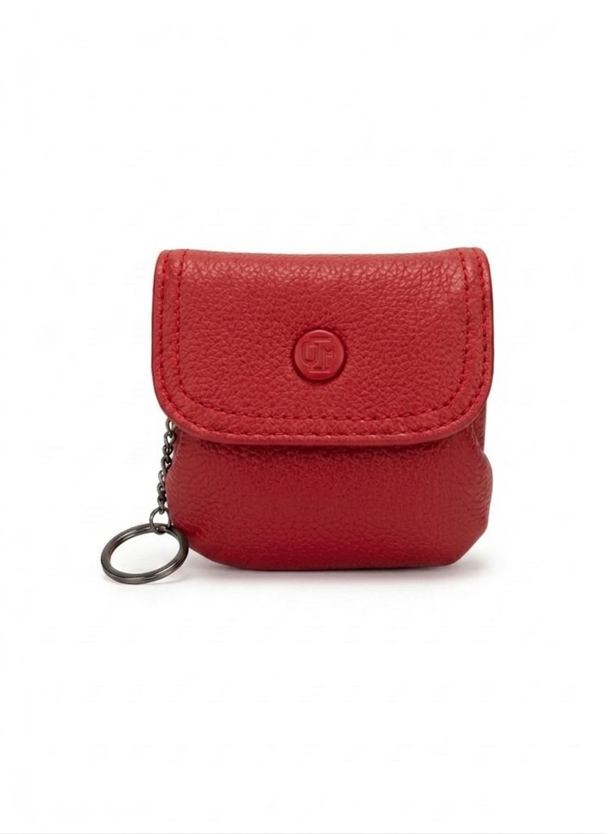 Monedero mujer camel con solapa, botón a presión, llavero plateado y textura pebble – DALALI