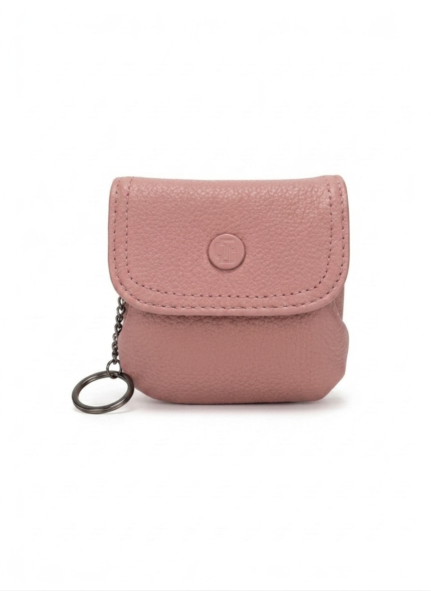 Monedero mujer camel con solapa, botón a presión, llavero plateado y textura pebble – DALALI