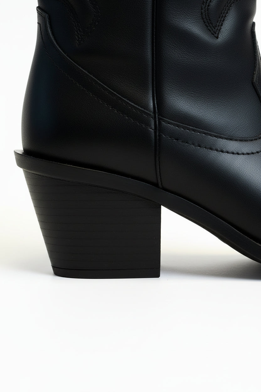 Bota vaquera negra caña media con bordado tonal y tacón bloque 6 cm, marca DALALI, tallas 23 a 26