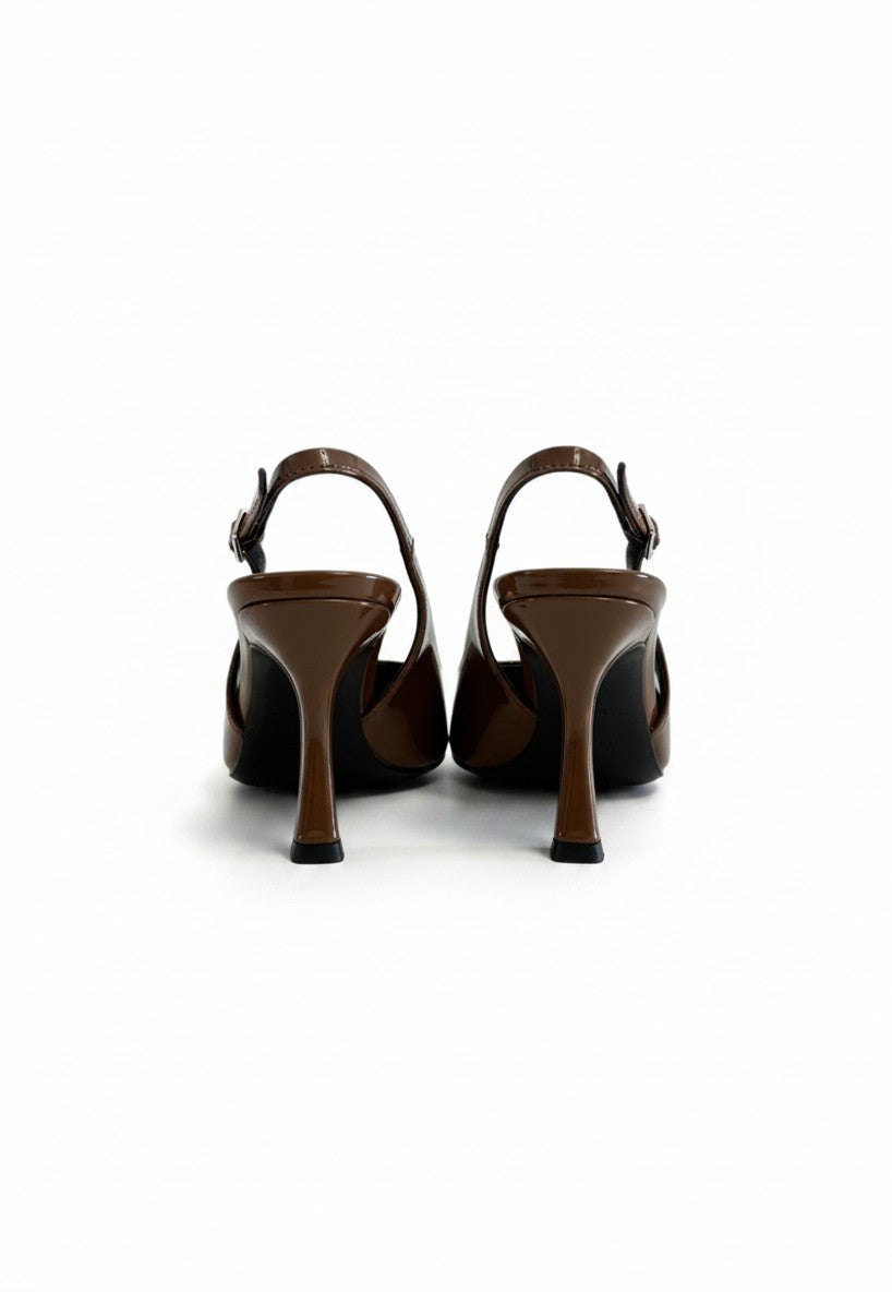 Zapatilla slingback charol café con tacón aguja y hebilla plateada, marca DALALI, tallas 23 a 26