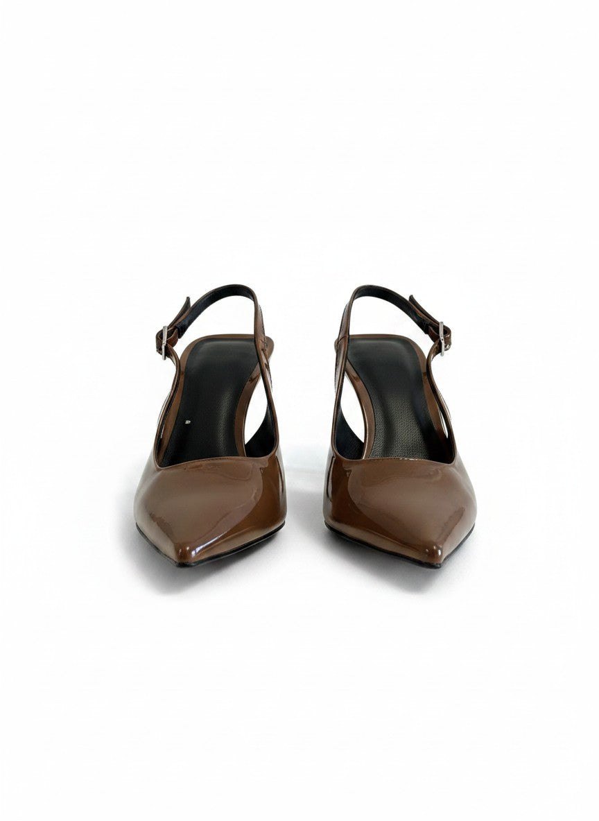 Zapatilla slingback charol café con tacón aguja y hebilla plateada, marca DALALI, tallas 23 a 26