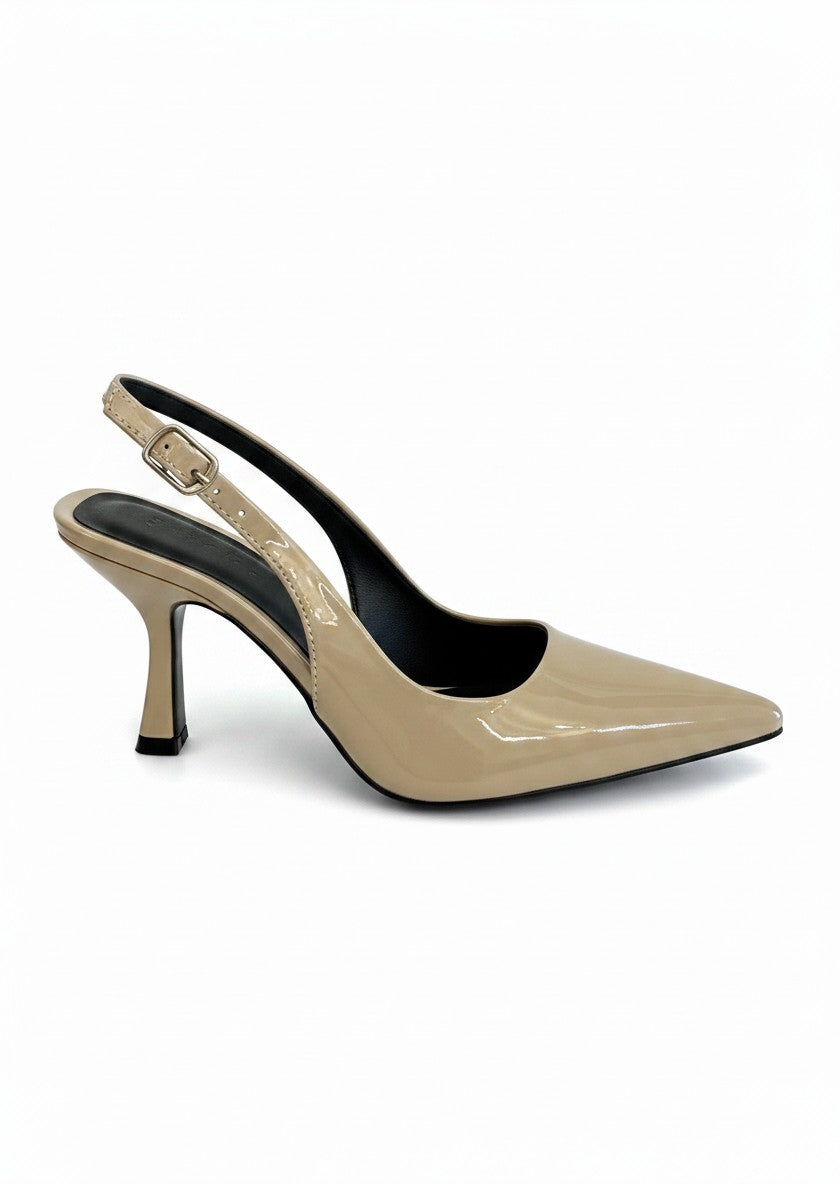 Zapatilla slingback charol café con tacón aguja y hebilla plateada, marca DALALI, tallas 23 a 26