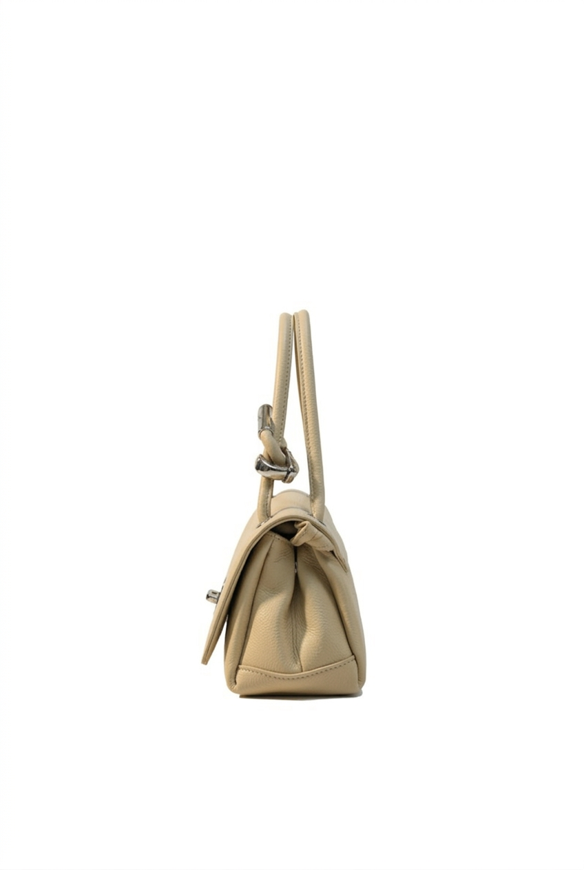 Mini bolsa de mano beige café east-west con solapa y broche giratorio plateado – DALALI