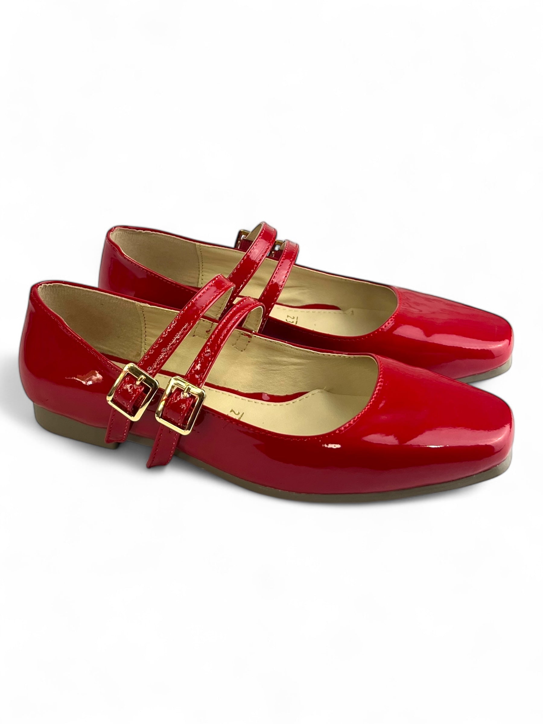 Zapatos Mary Jane de DALALI en color rojo tipo charol con doble hebilla dorada y punta cuadrada.